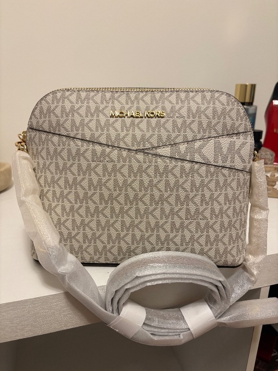 Michael Kors Handbags - NEW Michael Kors Jet Set Travel Vanilla Medium Dome Crossbody